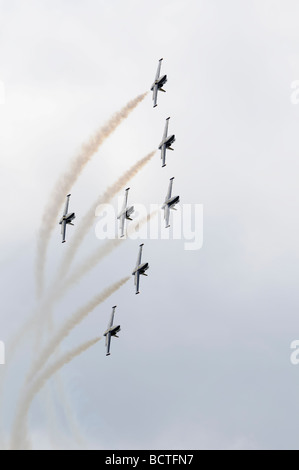 Le Breitling Jet Team à B1 formation afficher dans leurs avions Albatros au Royal International Air Tattoo, RAF Fairford Banque D'Images