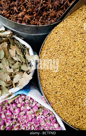 Épices sur l'affichage à une étroite ruelle du marché (souk souk) ou dans la vieille ville (médina) de Marrakech, Maroc. Banque D'Images