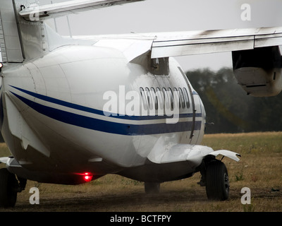 Petit avion à turbopropulseur, rouler sur la voie de circulation Banque D'Images