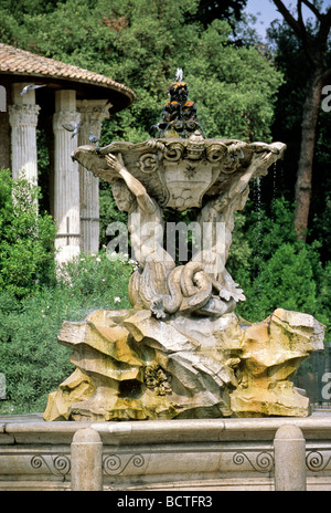 Fontaine du triton par Bizzaccheri en face du Temple de Vesta, Piazza Bocca della Verità, Rome, Latium, Italie, Europe Banque D'Images