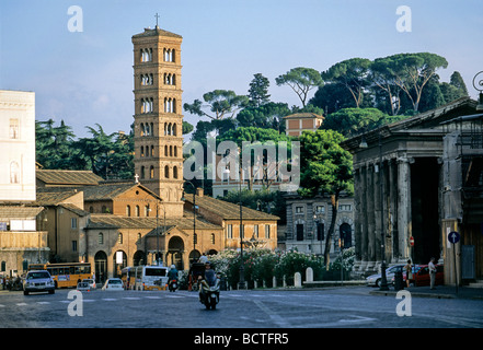 Le Campanile, la Basilique de Santa Maria in Cosmedin, Temple de Fortuna Virilis, Piazza Bocca della Verità, Rome, Latium, Italie, Europe Banque D'Images