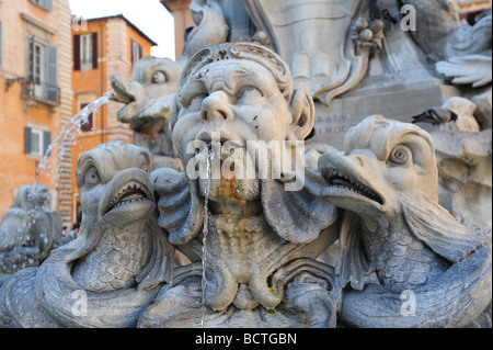 Europe Italie Rome Détail de la fontaine au Panthéon sur la place de la Rotonde Banque D'Images