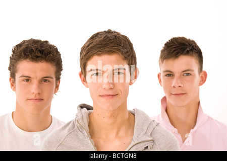 Trois garçons debout à côté de l'autre Banque D'Images