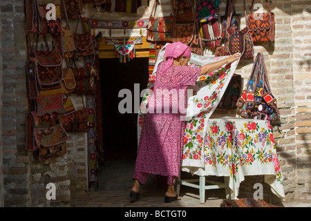 Femme la mise en place d'une boutique de souvenirs à Boukhara Ouzbékistan Banque D'Images