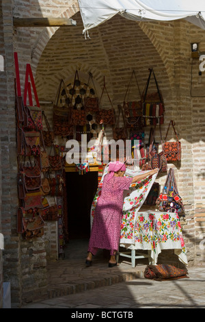 Femme la mise en place d'une boutique de souvenirs à Boukhara Ouzbékistan Banque D'Images