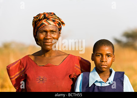 Mère et sa fille, la Zambie, l'Afrique Banque D'Images