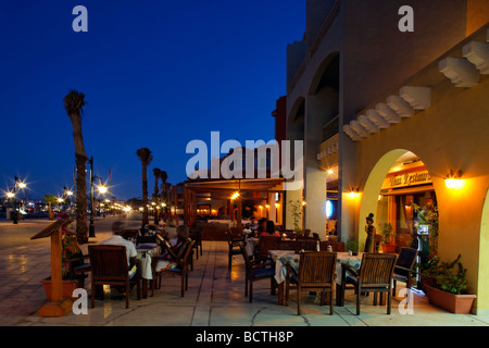 Restaurant de rue avec des gens, le soir, éclairé, Marina, Hurghada, Egypte, Mer Rouge, Afrique Banque D'Images