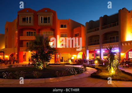 Restaurant de rue avec des gens, le soir, éclairé, Hurghada, Egypte, Mer Rouge, Afrique Banque D'Images