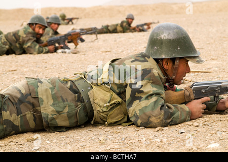 Les recrues de l'Armée nationale afghane dans la formation au Centre de formation militaire de Kaboul Banque D'Images