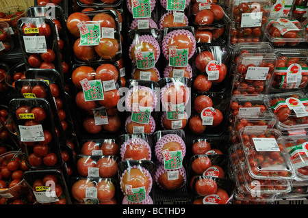 Les tomates enveloppés dans des sacs en plastique pour la vente dans un centre commercial Tokyo Japon Banque D'Images