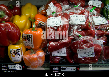 Les poivrons emballés dans des sacs en plastique sous vide à vendre dans un centre commercial Tokyo Japon Banque D'Images