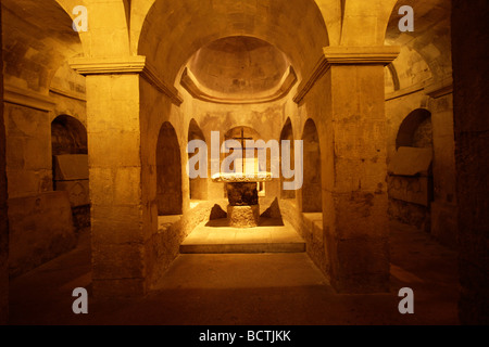 Vault et autel avec un crucifix, dans l'ancienne église Sainte-Anne de la cathédrale d'Apt en Provence, France, Europe Banque D'Images