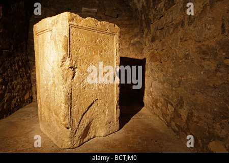Inscription latine sur un bloc de pierre dans l'ancienne église Sainte-Anne de la cathédrale d'Apt en Provence, France, Europe Banque D'Images