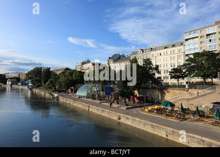 Herrmann beach bar sur le Canal du Danube, Herrmann Park, Vienne, Autriche, Europe Banque D'Images