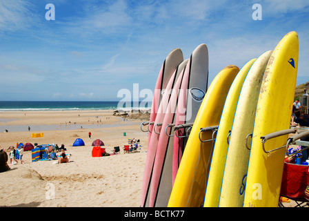 Location de planches de surf à la plage de fistral, Newquay, Cornwall, uk Banque D'Images
