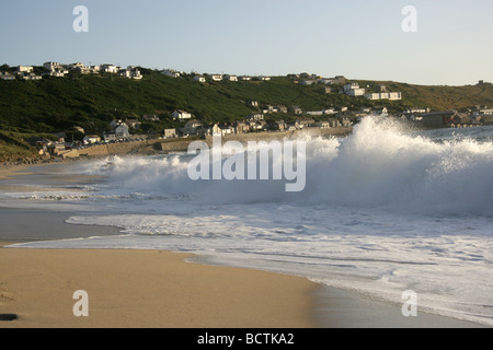 Domaine de Sennen, Angleterre. La fin de l'après-midi voir des vagues se brisant sur Sennen Cove beach, à l'égard du sud Pedn-men-du Cliffs. Banque D'Images