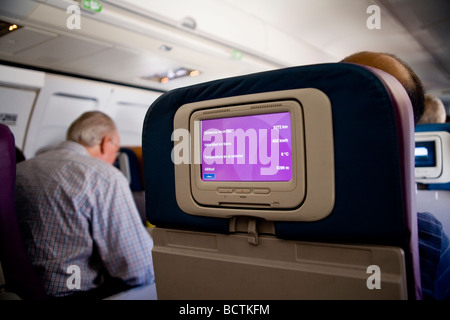 Moniteur vidéo personnelle à l'arrière du siège en classe économique de l'avion de Delta Airlines. M. ©Pearson Myrleen Banque D'Images