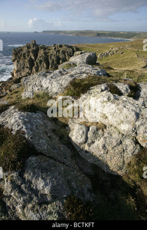 Domaine de Sennen, Angleterre. Avis de Pedn-men-du rocher avec Cape Cornwall dans l'arrière-plan lointain. Banque D'Images