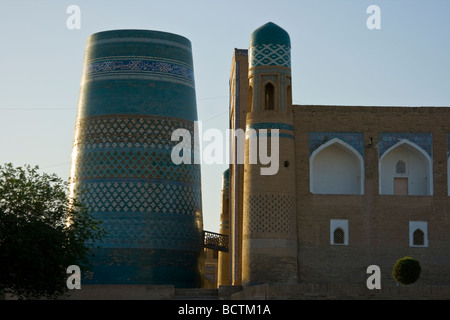 Minaret Kalta Minor à Muhammad Amin Khan Madrassah dans Uzbeksitan Khiva Banque D'Images