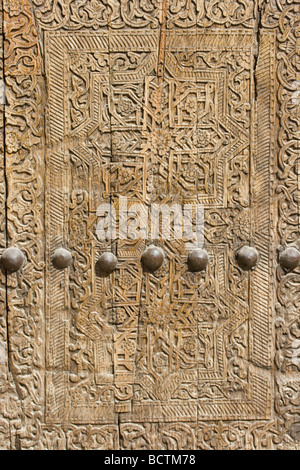 Détail sculpté sur une porte dans la mosquée à l'intérieur de l'arche dans Khiva Ouzbékistan Banque D'Images