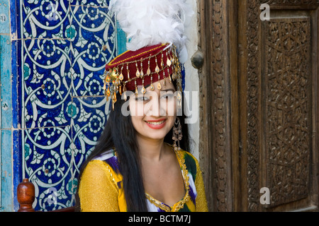 Habillé traditionnellement à l'artiste femme ouzbek Toshhovli Palace à Khiva Ouzbékistan Banque D'Images