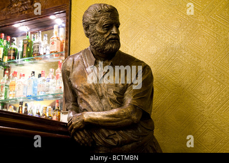 Statue Hemingway Cafe Iruna Plaza del Castillo Pamplona Navarra Espagne Banque D'Images