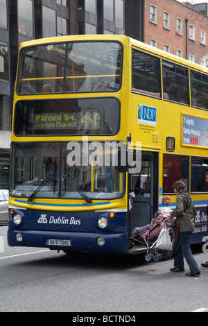 Femme avec la pram à bord d'un bus de Dublin Dublin République d'Irlande Banque D'Images