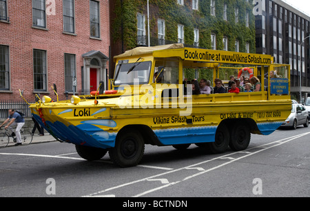 Les touristes à bord du Viking Splash Tours véhicule amphibie dukw dans le centre-ville de Dublin République d'Irlande Banque D'Images