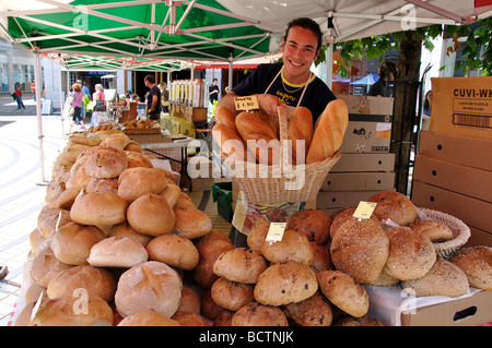 Propriétaire de décrochage holding pains, Continental Food Market, la Piazza, London, Greater London, Angleterre, Royaume-Uni Banque D'Images