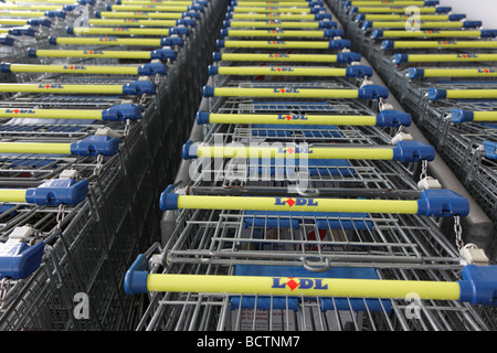 Poignées de caddies Lidl en Allemagne, l'Europe. Photo par Willy Matheisl Banque D'Images