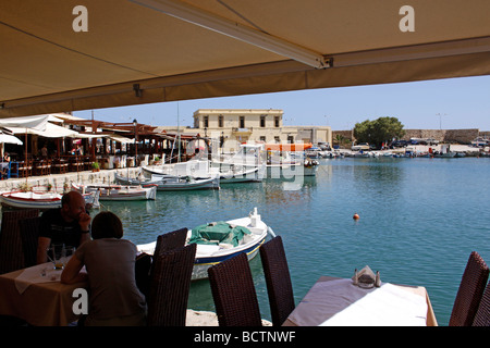 VUE DEPUIS LA TAVERNE DU PORT DE RÉTHYMNON SUR L'ÎLE GRECQUE DE CRÈTE. Banque D'Images