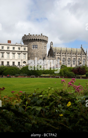 Les jardins dubhlinn regardant vers la tour record norman appartements d'état et chapelle royale du château de Dublin Banque D'Images