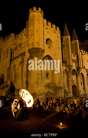 Les interprètes jouent avec le feu en face du Palais des Papes lors du Festival d'Avignon, Avignon, France. Banque D'Images