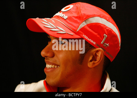 Champion du Monde 2008 de Formule 1 Lewis Hamilton se détend à la Course des champions au stade de Wembley, Londres, décembre 2008. Banque D'Images
