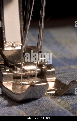 Macro photo de pied presseur et aiguille double Banque D'Images