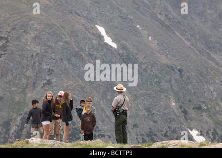 Rocky Mountain National Park Colorado un park ranger parle aux visiteurs sur la toundra alpine près de Trail Ridge Road Banque D'Images