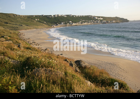 Domaine de Sennen, Angleterre. La fin de l'après-midi vue de Sennen Cove beach à au sud du chemin côtier vers Pedn-men-du Cliffs Banque D'Images