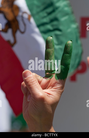 La main de femme iranienne avec deux doigts peints en vert lors d'une manifestation à la "Journée d'action mondiale", San Francisco, CA. Banque D'Images