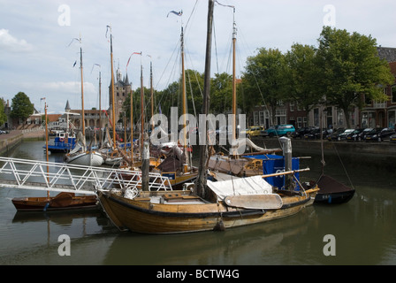 Bateaux de pêche en bois classique dans le vieux port de Zierikzee, Zélande, Pays-Bas. L'Zuidhavenpoort sur l'arrière-plan. Banque D'Images