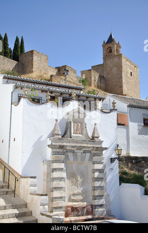 Ornate Fountain et le château Maure, Antequera, la province de Malaga, Andalousie, Espagne Banque D'Images