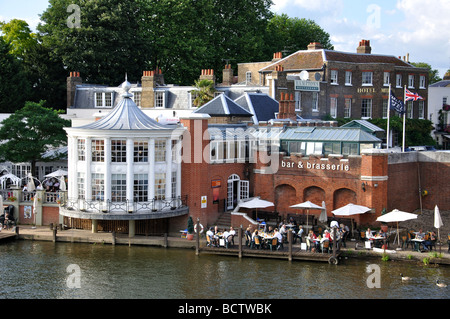 Riverside Bar & Brasserie, Tamise, Hampton, Grand Londres, Angleterre, Royaume-Uni Banque D'Images