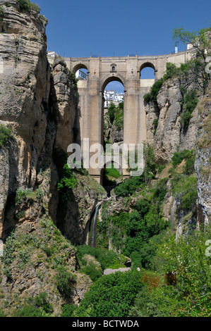 Regardant les el Puente Nuevo ou 'Bridge' sur la rivière Tajo Ronda Andalousie Espagne Banque D'Images