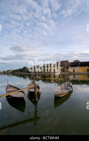 Bord de l'eau avec des bateaux à Hoi An Vietnam Banque D'Images