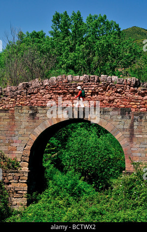 L'Espagne, Saint James Way : pèlerin au pont de Cirauqui le long de la légendaire Camino Frances Banque D'Images