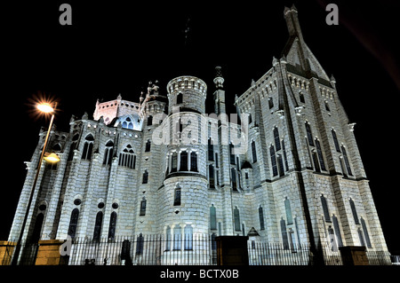 L'Espagne, Astorga : Nocturnal iluminated palais des évêques d'Antonio Gaudí Banque D'Images