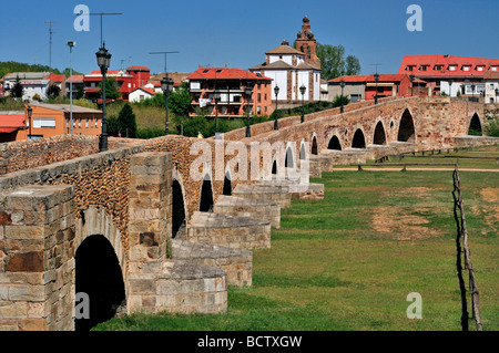 L'Espagne, Saint James Way : pont médiéval et village de Hospital de Orbigo Banque D'Images