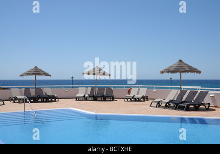 Piscine et transats dans un resort tropical Banque D'Images