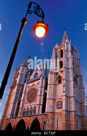 L'Espagne, Saint James Way : Cathédrale Santa Maria de Leon par nuit Banque D'Images