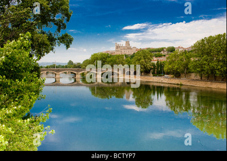 Une vue de la Cathédrale Saint Nazaire et de l'Orb à Béziers France Banque D'Images