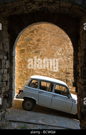 Vieille Renault R4 garée descente en Toscane Italie Banque D'Images